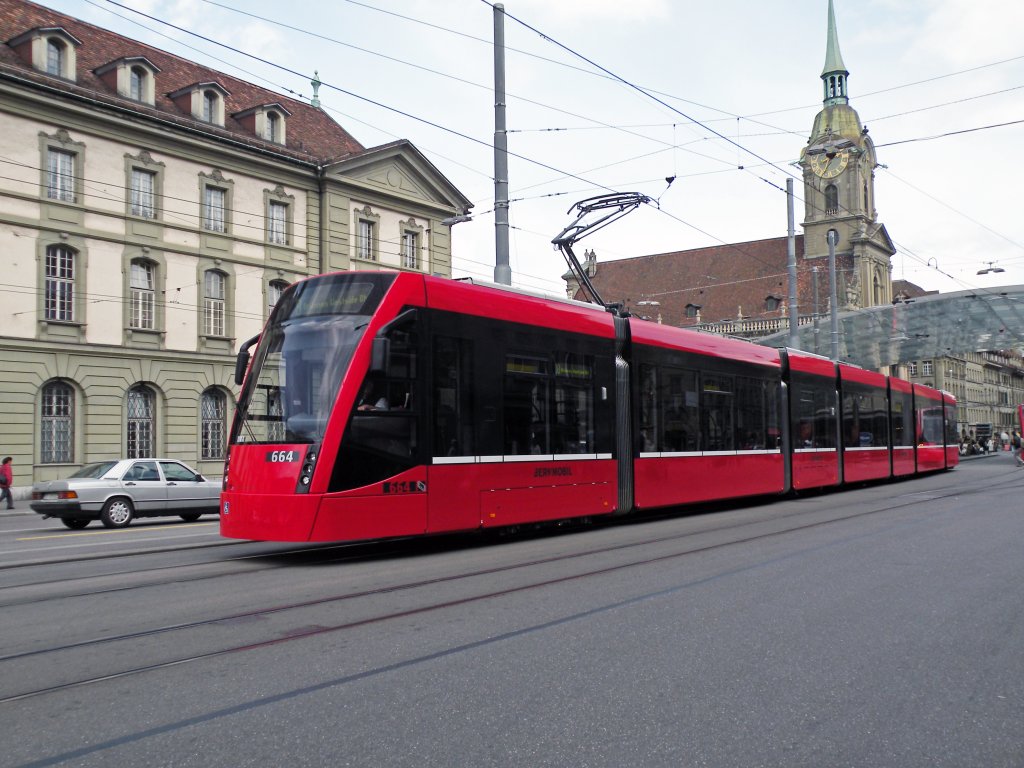 Combino mit der Betriebsnummer 664 beim Hauptbahnhof in Bern. Die Aufnahme stammt vom 14.04.2011.