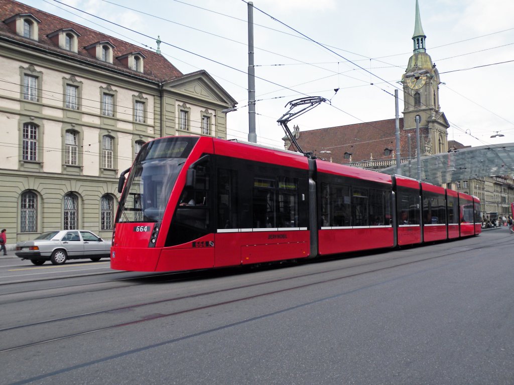 Combino mit der Betriebsnummer 664 beim Hauptbahnhof in Bern. Die Aufnahme stammt vom 14.04.2011.