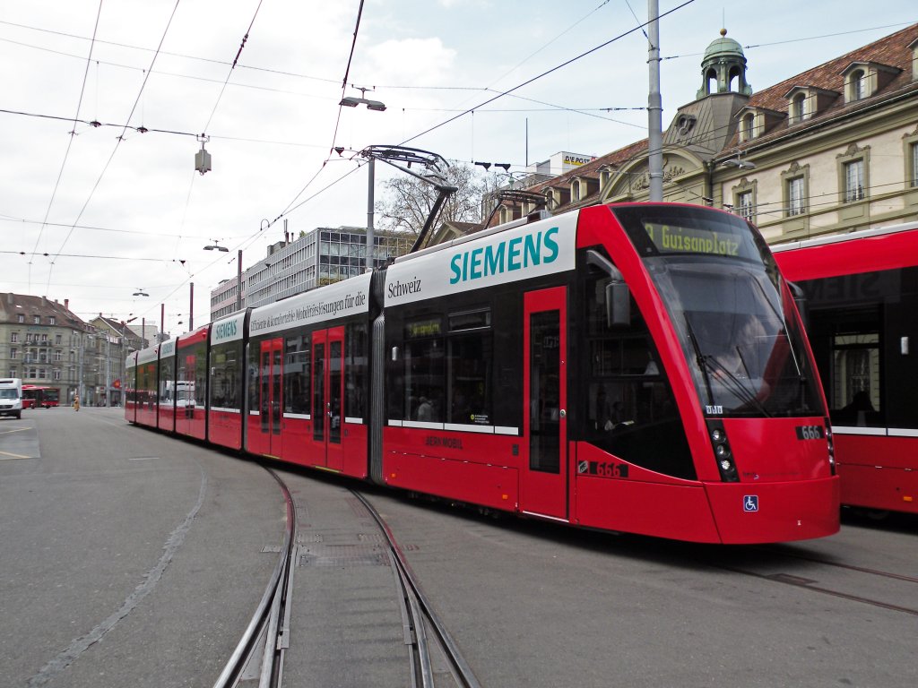Combino mit der Betriebsnummer 666 auf der Linie 9 beim Hauptbahnhof in Bern. Die Aufnahme stammt vom 14.04.2011.