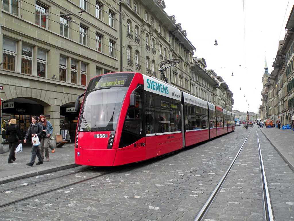 Combino mit der Betriebsnummer 666 auf der Linie 9 unterwegs Richtung Guisanplatz. Hier sehen wir ihn in der Spitalgasse in Bern. Die Aufnahme stammr vom 14.04.201