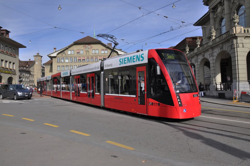 Combino mit der Betriebsnummer 666 auf der Linie 8 am Casinoplatz. Die Aufnahme stammt vom 08.11.2012.