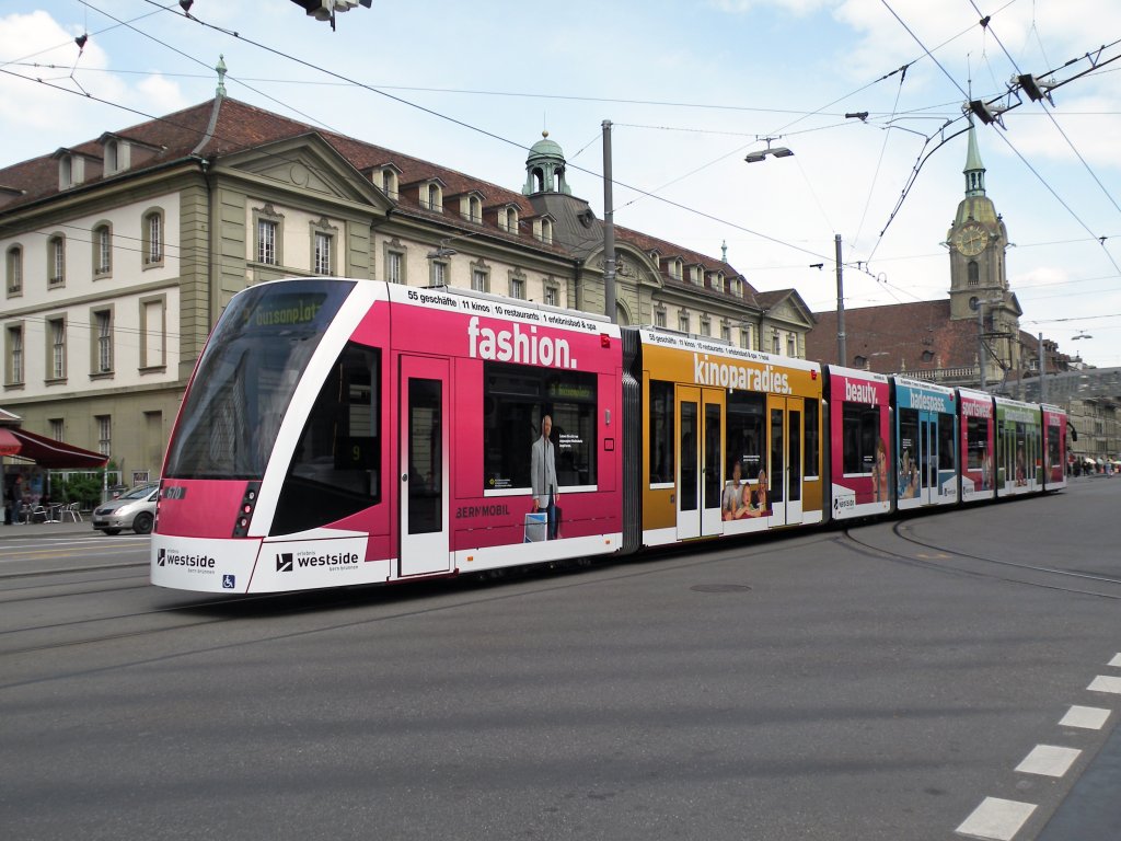 Combino mit der Betriebsnummer 670 und der Vollwerbung f�r das neue Einkaufsparadies Westsiede in Bern. Hier f�hrt er zur Haltestelle Bern Hauptbahnhof. Die Aufnahme stammt vom 14.04.2011.