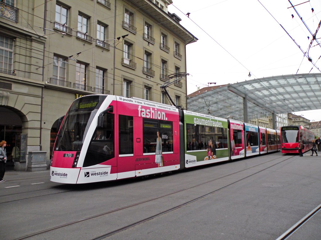 Combino mit der Betriebsnummer 670 und der Vollwerbung fr das neue Einkaufsparadies Westsiede in Bern. Hier fhrt er aus der Haltestelle Bern Hauptbahnhof. Die Aufnahme stammt vom 14.04.2011.