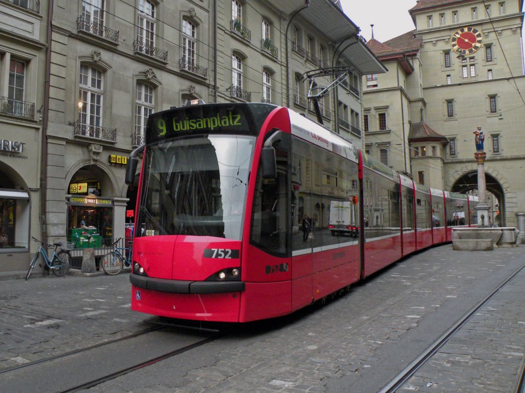 Combino mit der Betriebsnummer 752 auf der Linie 9 beim Kfigturm in Bern. Die Aufnahme stammt vom 14.04.2011.