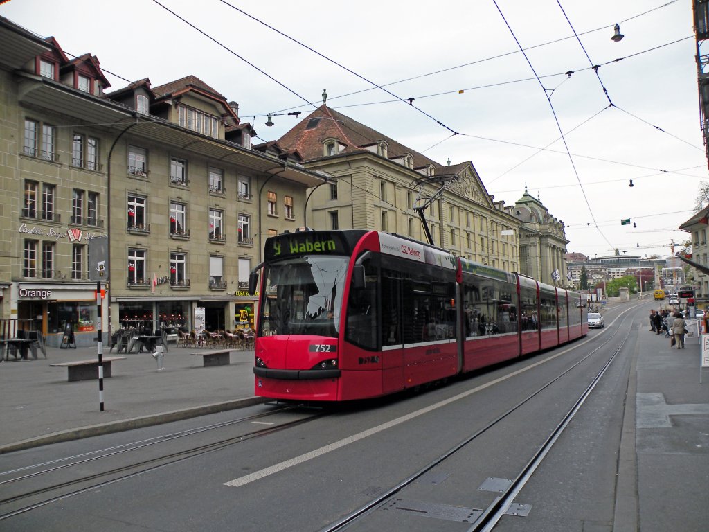 Combino mit der Betriebsnummer 752 auf der Linie 9 unterwegs in der Altstadt von Bern. Die Aufnahme stammt vom 14.04.2011.