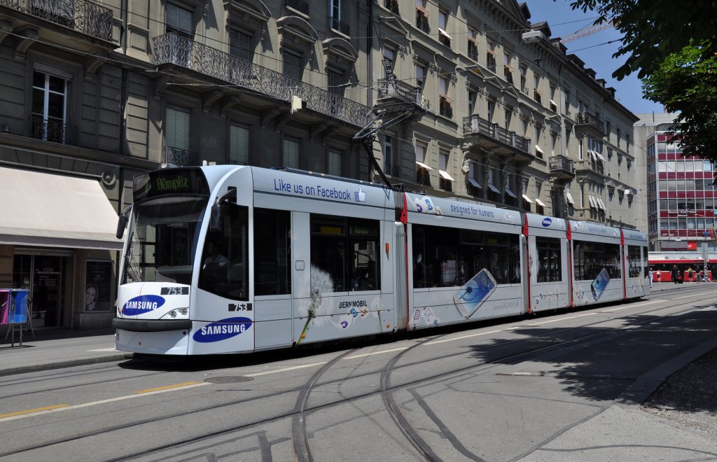Combino mit der Betriebsnummer 753 hat eine neue Werbung fr Samsung. Hier steht der Wagen an der Haltestelle Bubenberplatz. Die Aufnahme stammt vom 17.06.2013.