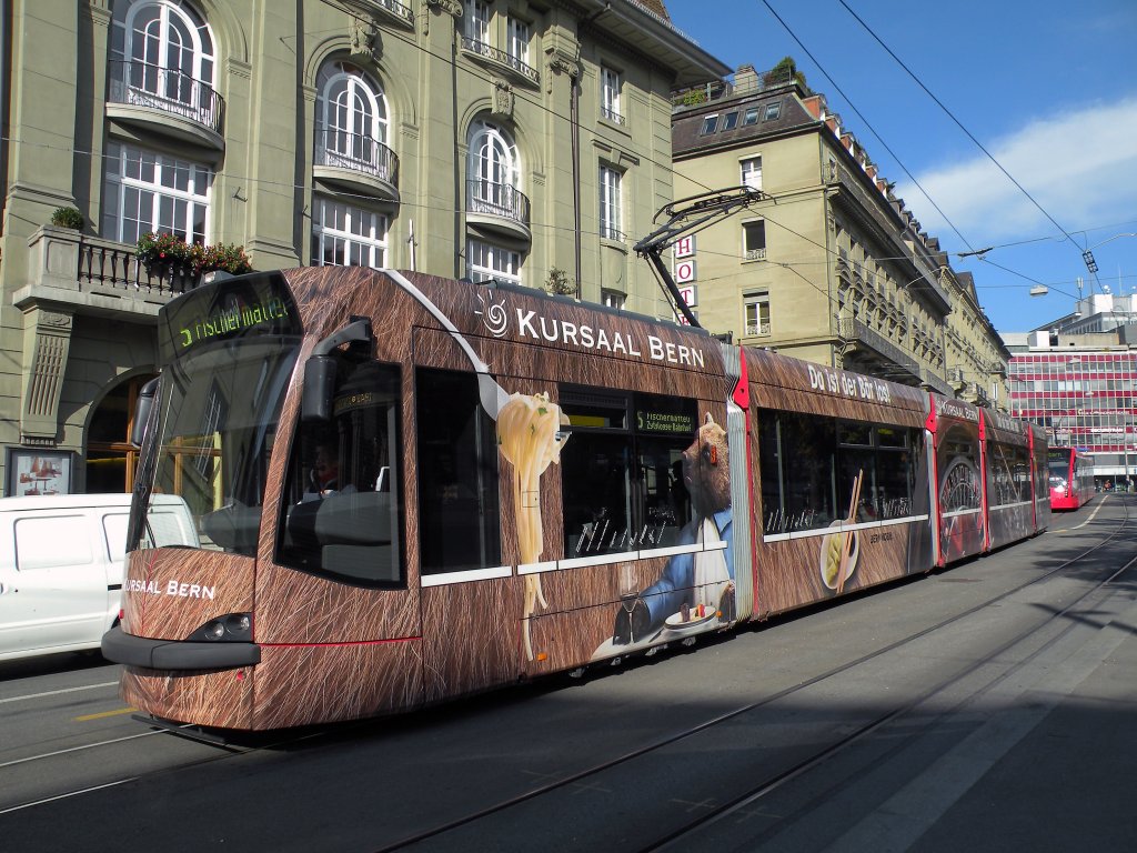 Combino mit der Betriebsnummer 753 und der Vollwerbung fr den Kursaal Bern beim Bubenbergplatz in Bern. Die Aufnahme stammt vom 01.11.2010.