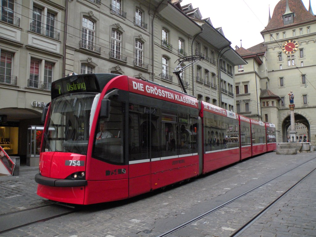 Combino mit der Betriebsnummer 754 auf der Linie 7 beim Kfigturm in Bern. Die Aufnahme stammt vom 14.04.2011.