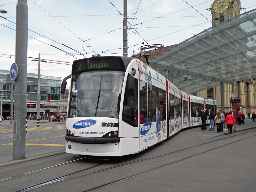 Combino mit der Betriebsnummer 757 und der Samsung Vollwerbung am Hauptbahnhof in Bern. Die Aufnahme stammt vom 14.04.2011.