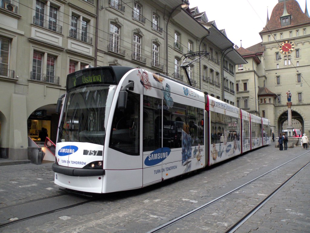 Combino mit der Betriebsnummer 757 und der Samsung Vollwerbung beim Kfigturm auf der Linie 7 in Bern. Die Aufnahme stammt vom 14.04.2011.