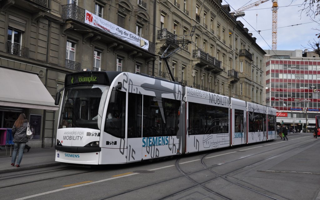 Combino mit der Betriebsnummer 757 und der Vollwerbung fr die Firma Siemens auf der Linie 7 an der Haltestelle Bubenbergplatz in Bern. Die Aufnahme stammt vom 08.11.2012.