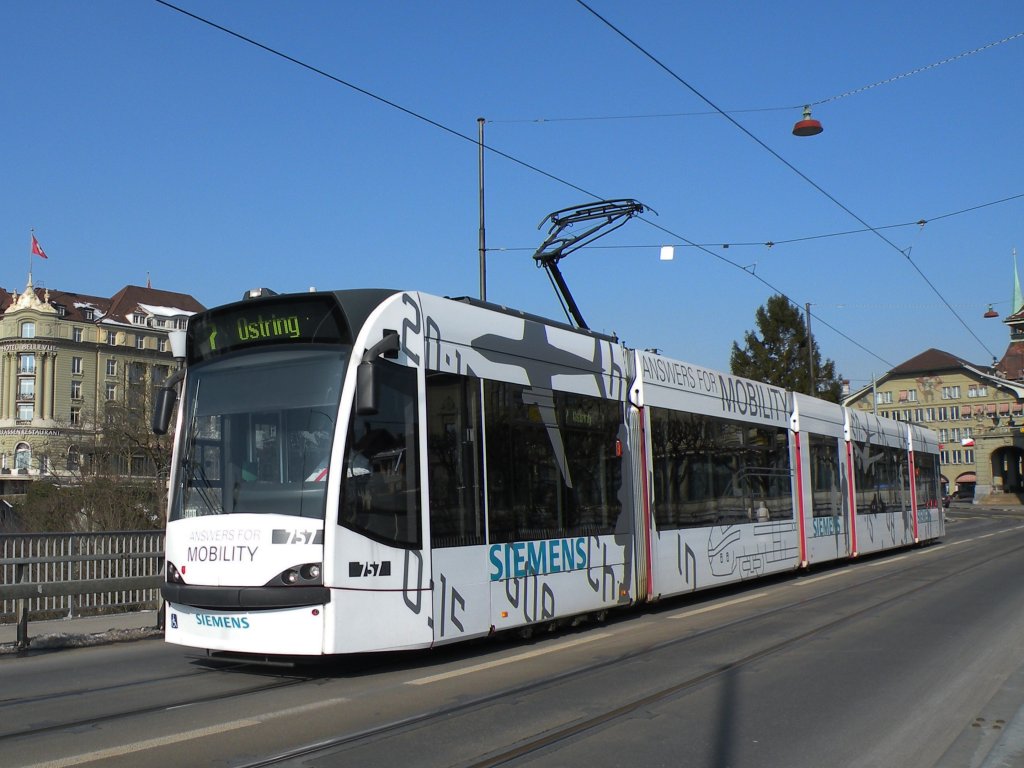 Combino mit der Betriebsnummer 757 und der Vollwerbung fr die Firma Siemens auf der Linie 7 auf der Kirchenfeldbrcke in Bern. Die Aufnahme stammt vom 18.02.2013.