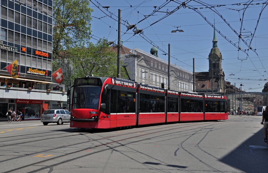 Combino mit der Betriebsnummer 758 hat am Bahnhof Bern gewendet und fhrt zur Haltestelle Bubenbergplatz. Die Aufnahme stammt vom 17.06.2013.