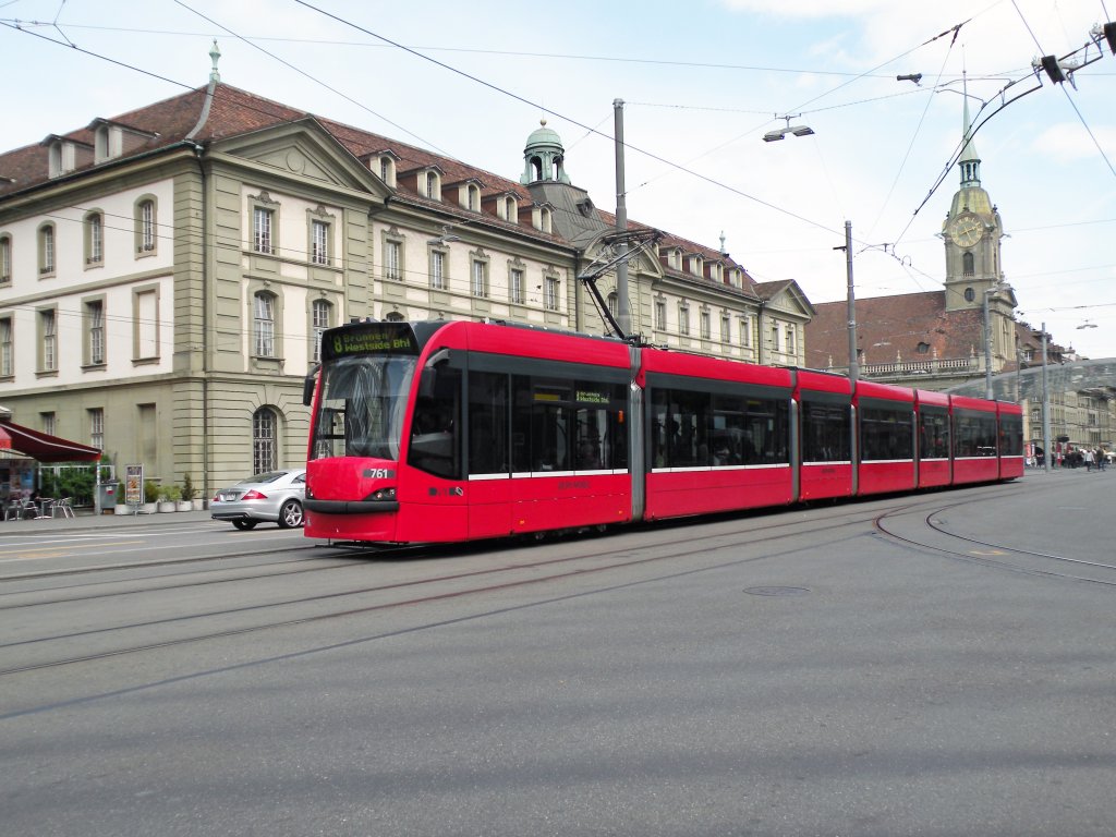 Combino mit der Betriebsnummer 761 auf der Linie 8 beim Hauptbahnhof in Bern. Die Aufnahme stammt vom 14.04.2011.