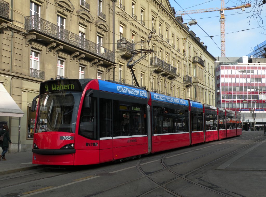 Combino mit der Betriebsnummer 765 auf der Linie 9 Richtung Wabern an der Haltestelle Bubenbergplatz in Bern. Die Aufnahme stammt vom 18.02.2013.
