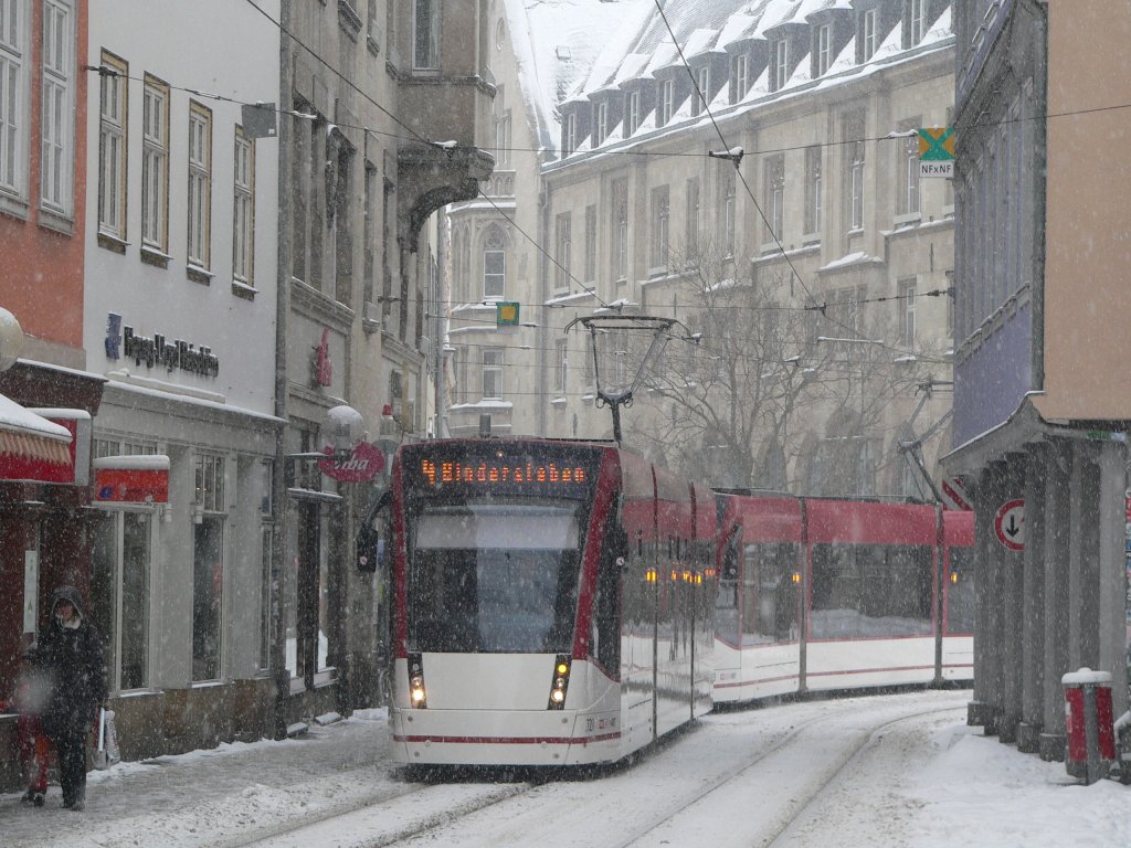 Combino mit der Fahrzeugnummer 721auf der Linie 4 nach Bindersleben in der Erfurter Innenstadt, 23.2.2013