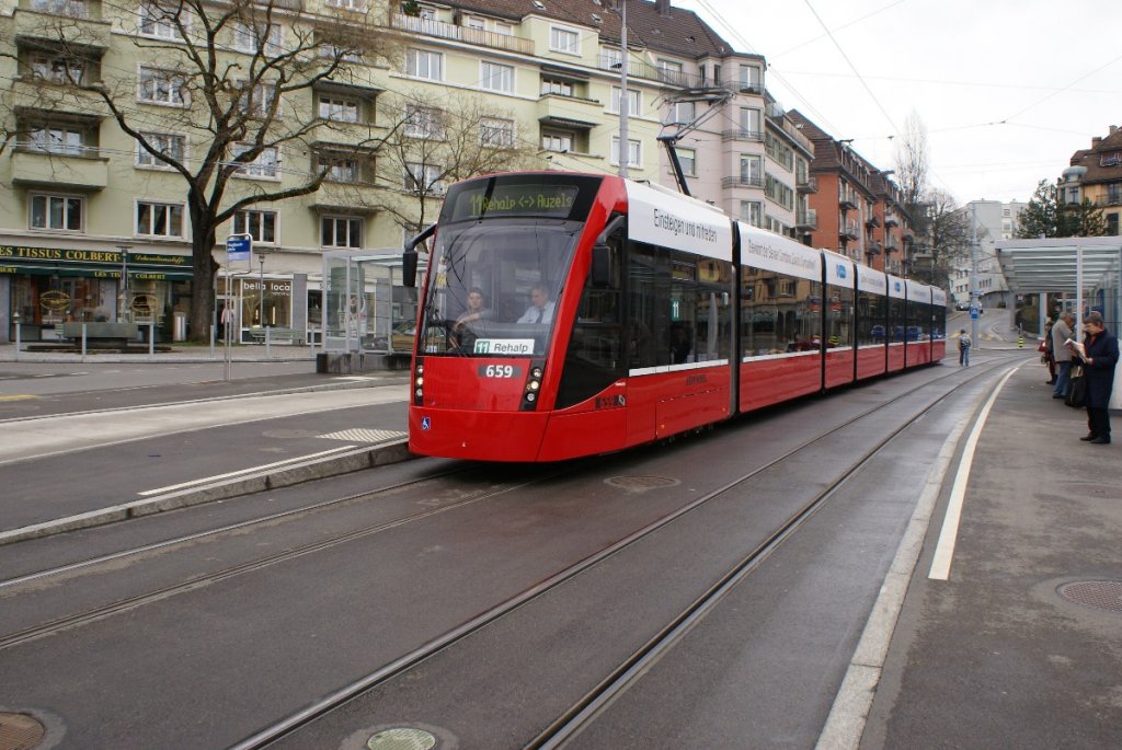 Combino in Zrich, Teil 1: Die VBZ testet noch bis und mit heute das Berner Combino. Am 1.4.10 steht der Be 6/8 659 in der Haltestelle Hegibachplatz.