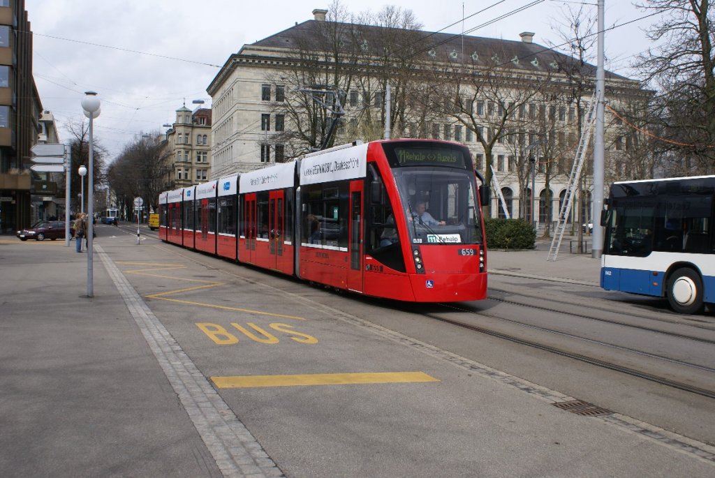 Combino in Zrich, Teil 3: Be 6/8 659 am 1.4.10 beim Brkliplatz. 