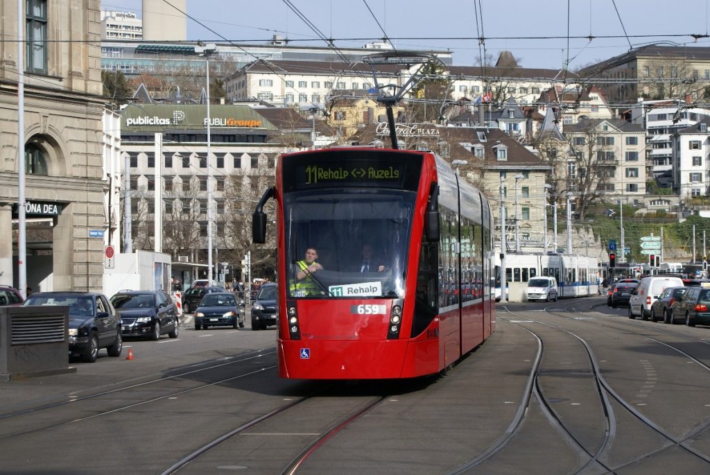 Combino in Zrich, Teil 4: Be 6/6 659 am 1.4.10 beim Hauptbahnhof. Das Testtram wurde jeweils von Montag bis Freitag auf der Linie 11 eingesetzt. 