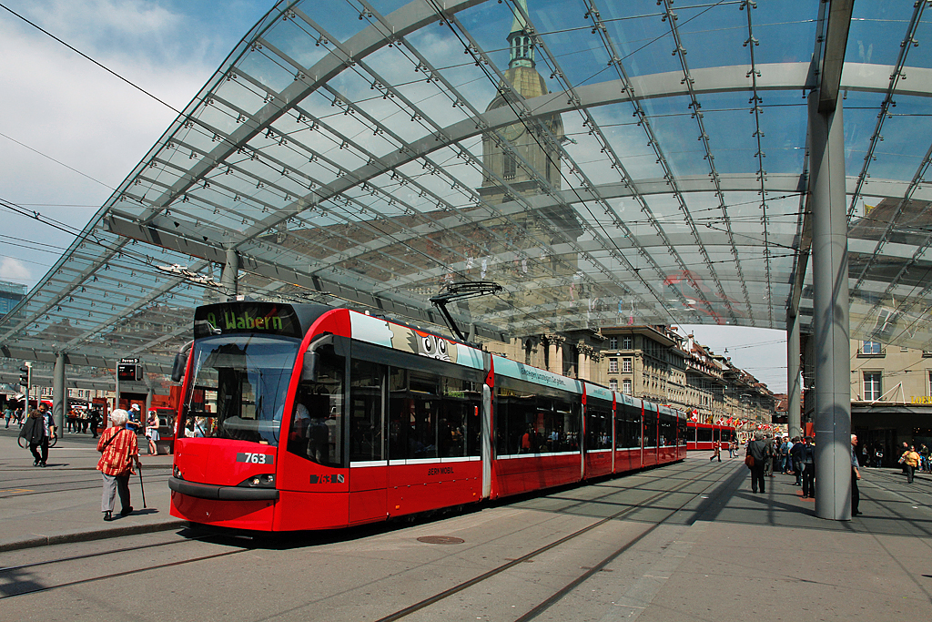 Combinotram mit der Nummer 763 der Linie 9 hlt beim Hauptbahnhof Bern und fhrt dann gleich weiter Richtung Wabern. Die Perronkonstruktion mit viel Glas ist relativ neu und bietet Fussgngern Schutz vor Niederschlgen. Dahinter sichtbar die Heiliggeistkirche, ein bedeutender Barockbau in der Schweiz. Aufnahme vom 24. Mai 2012, 14:04