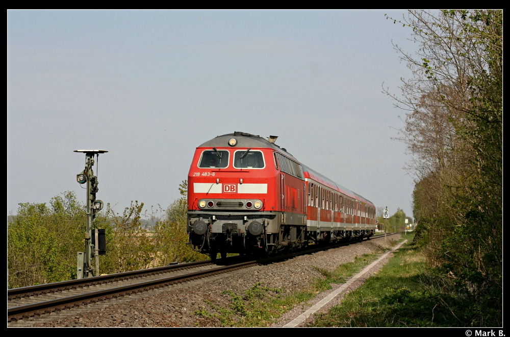 Comeback der 218, Karlsruhe-Neustadt. 218 483 mit ihrem RE passiert grade das Einfahrvorsignal von Winden. Aufgenommen am 22.04.10.