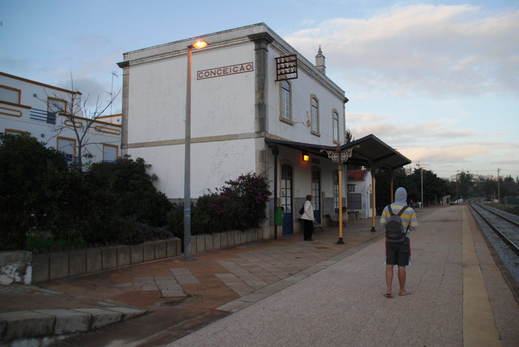 CONCEIÇÃO de Tavira (Distrikt Faro), 08.02.2010, Bahnhofsgebäude mit Bahnsteig