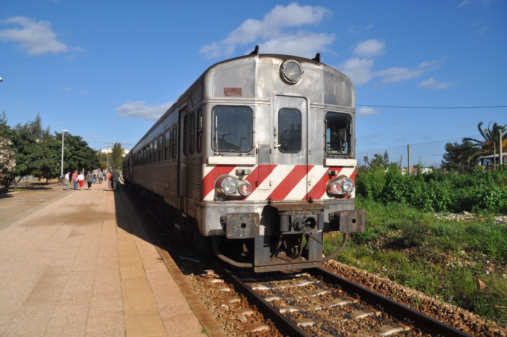 CONCEIÇÃO de Tavira (Distrikt Faro), 22.02.2011, ein Regionalzug nach Vila Real de Santo António im Bahnhof