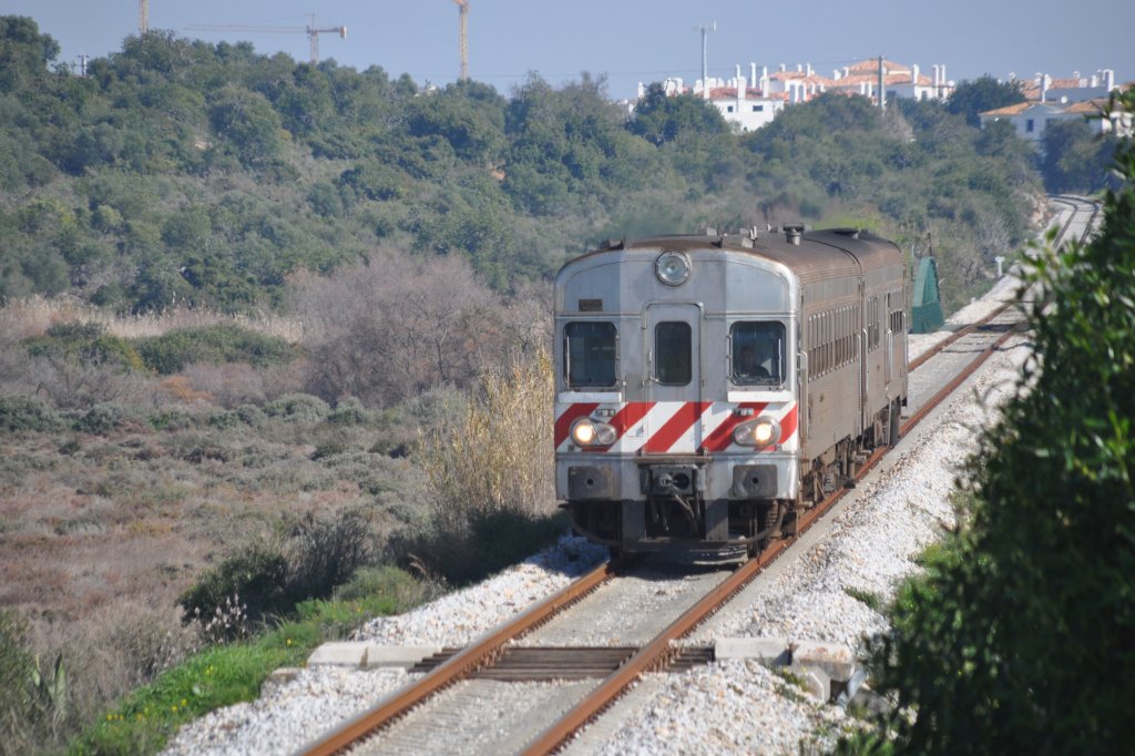 CONCEIÇÃO de Tavira (Distrikt Faro/Concelho Tavira), 12.02.2011, ein Regionalzug nach Faro
