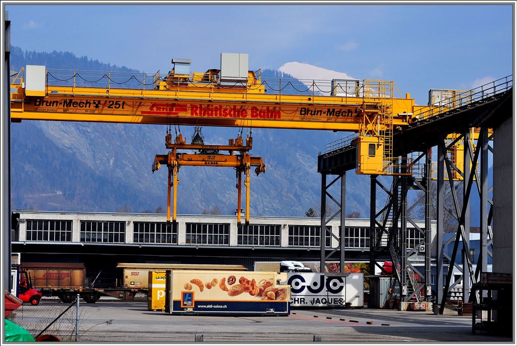 Containerumschlag mit RhB-Kran in Landquart. (02.04.2013)