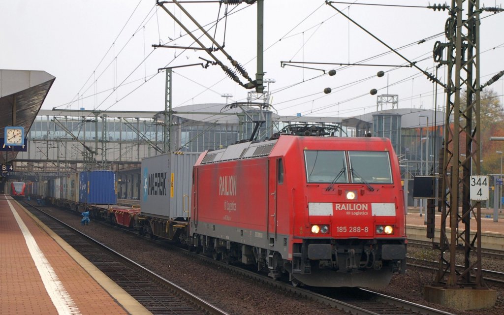 Containerzug mit der 185 288 am 24.10.2012, Kassel-Wilhelmshhe.