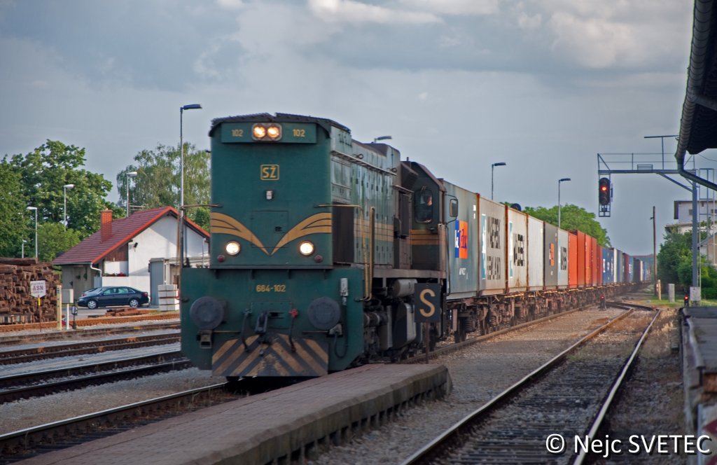 Containerzug mit 664-102 aus Pragersko durchfhrt Bahnhof Murska Sobota und weiterfahren nach Hodos und weiter nach Ungarn.