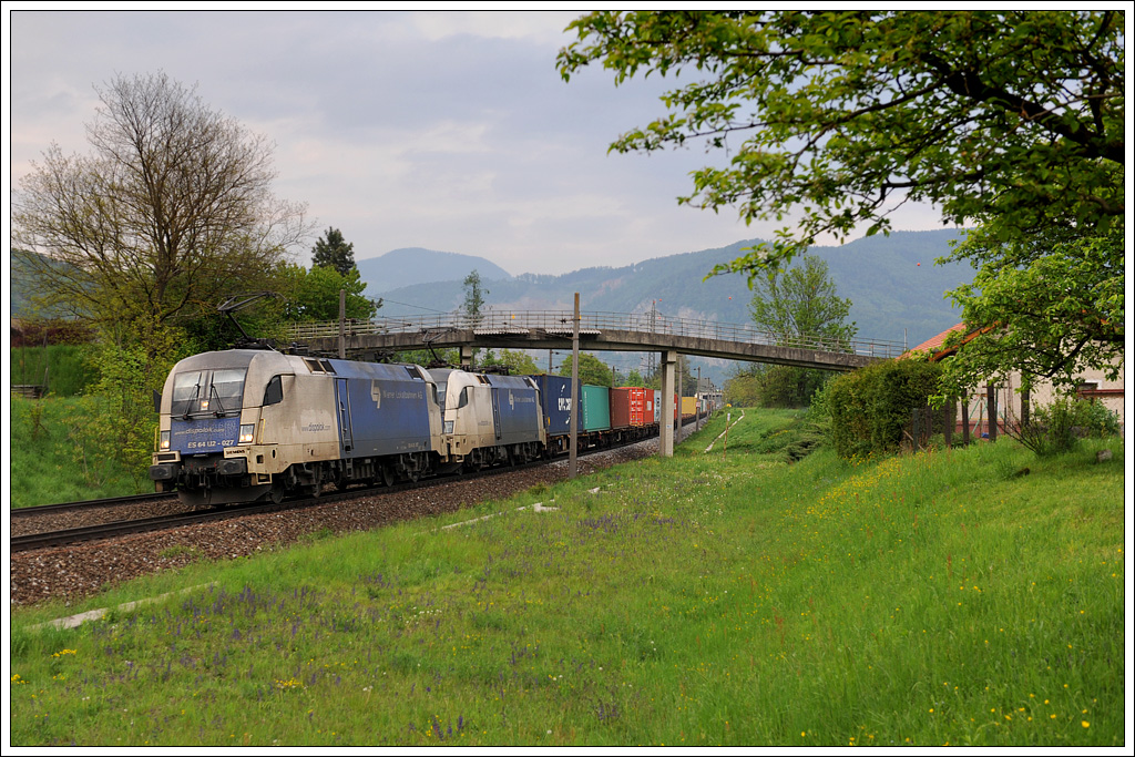 Containerzug mit ES64U2-027 an der Spitze am 2.5.2011 kurz vor der Durchfahrt der Haltestelle Stbing.