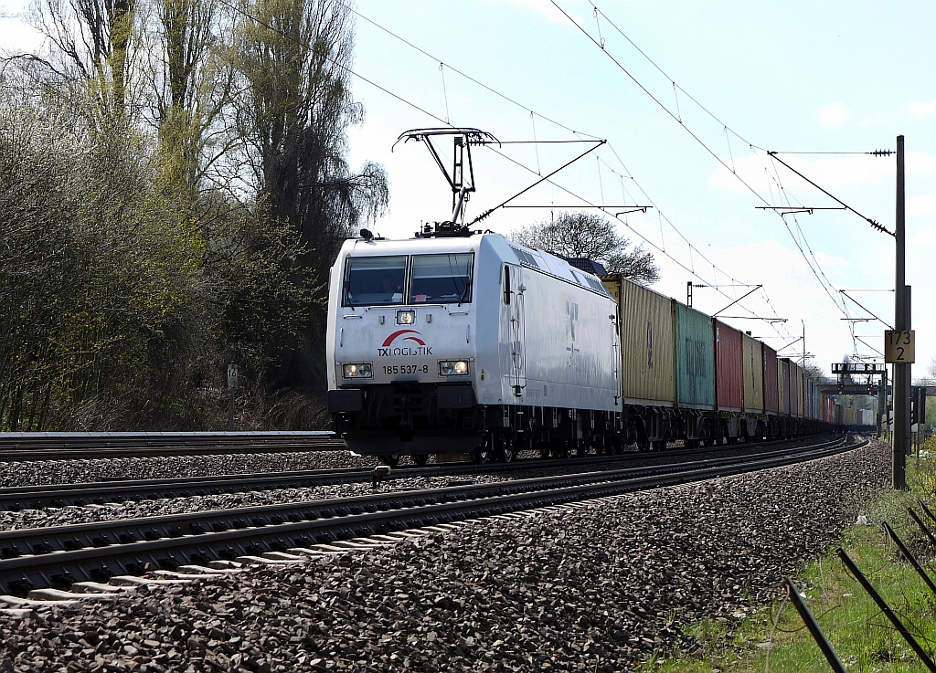Containerzug Richtung Harburg auf der Unterelbebahn in Hamburg-Heimfeld. 28.4.2013