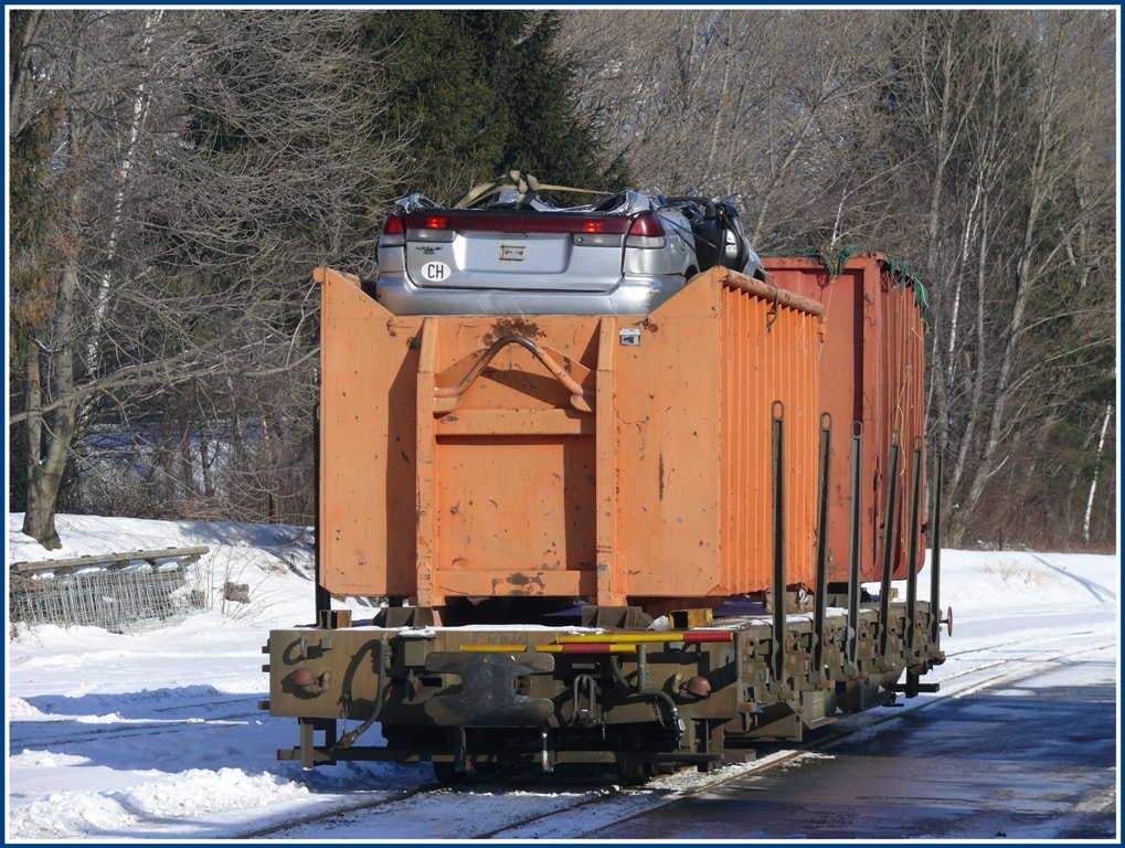 Conteiner mit Schrott auf einem R-w der RhB in Untervaz-Trimmis. (01.02.2010)