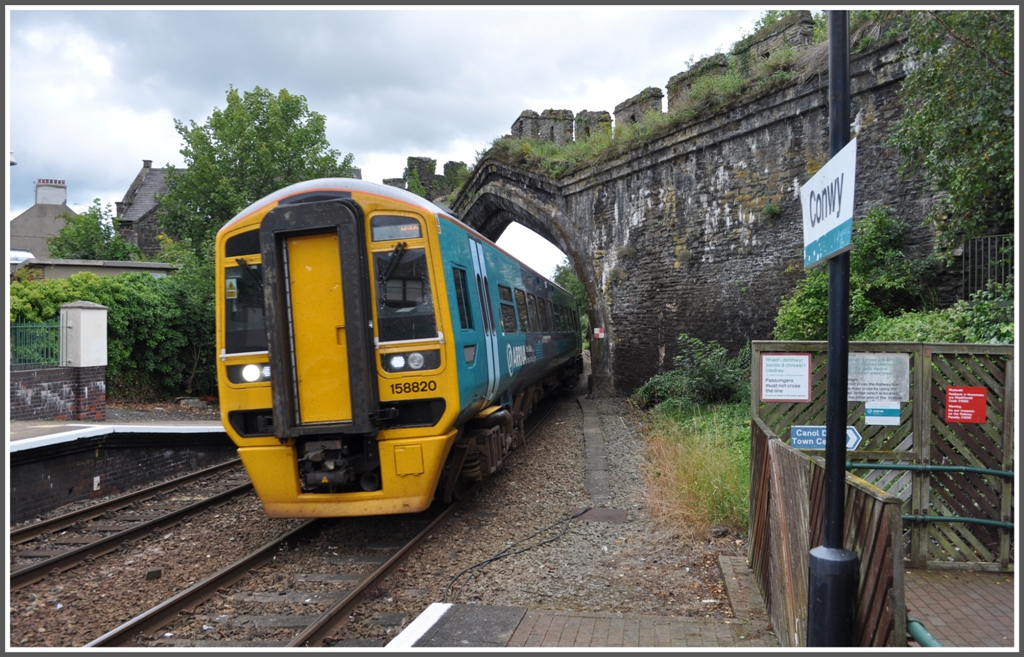 Conwy mit seinem Schloss und der Stadtmauer gehrt zum Weltkultuerbe und ist ein Besuch wert. Die Station liegt innerhalb der Altstadtmauer und ist somit bestens geeignet fr einen Besuch. 158 820 nach Holyhead legt hier einen Halt ein. (13.08.2011)