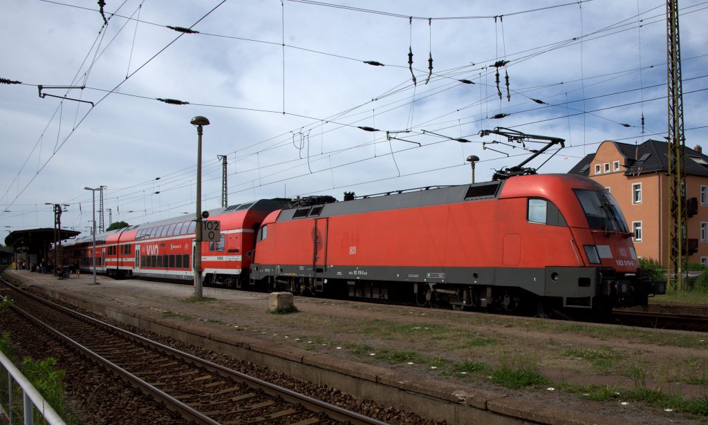 Coswig (Dresden) 25.05.2012 Blick vom sdlichen Ende des Bahnsteiges 5 in Richtung
Norden , auf die Bahnsteige  3 und 4. S 1 nach Meien Triebischtal  wird von  182 019 - 0 geschoben . Zeit: gegen 15:54 Uhr 