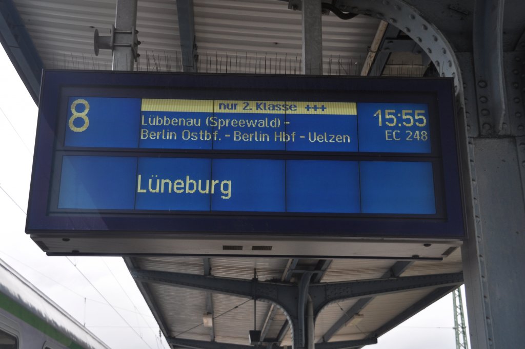 COTTBUS, 10.10.2012, Zugzielanzeiger für den EC 248 von Kraków nach Lüneburg (normalerweise bis Hamburg)