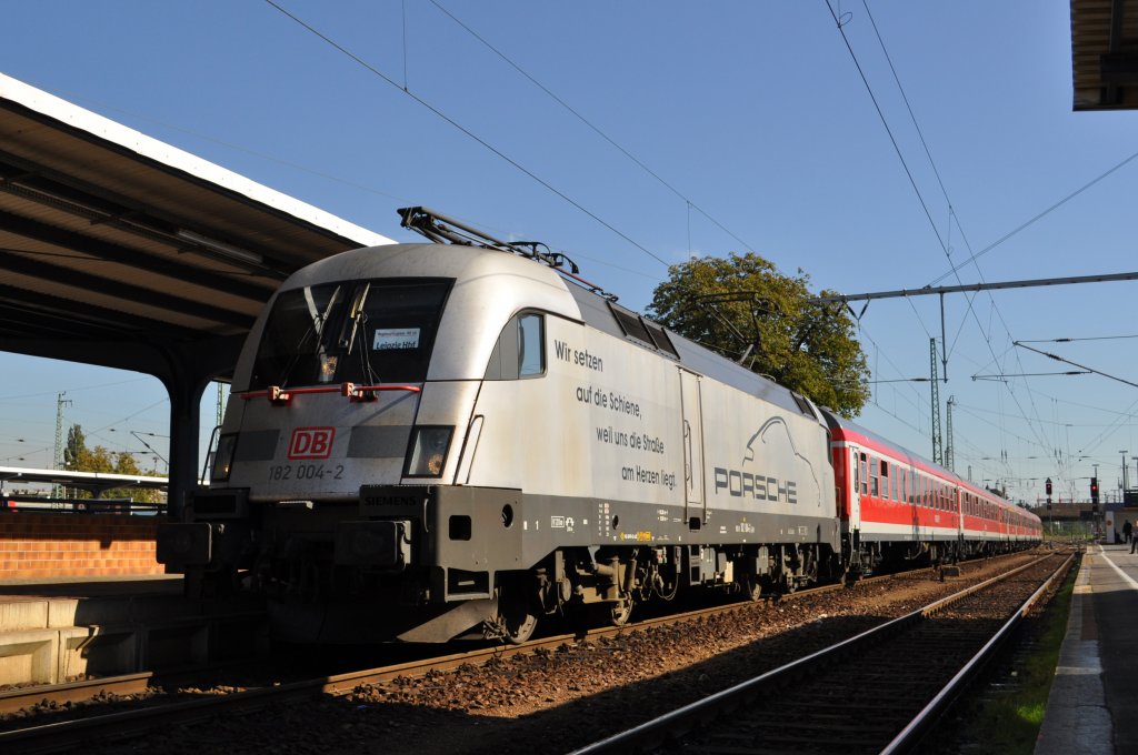 Cottbus am 01.10.2011 an der RE 10 von Leipzig die 182-004
