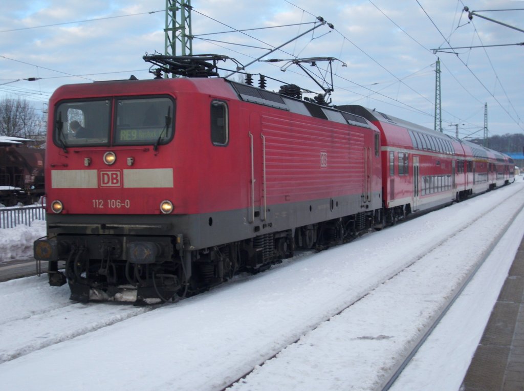 Cottbuser 112 106 und vierteilige Rostocker Doppelstockeinheit so hielt am 04.Februar 2010 der RE 33216 Sassnitz-Rostock in Bergen/R�gen.