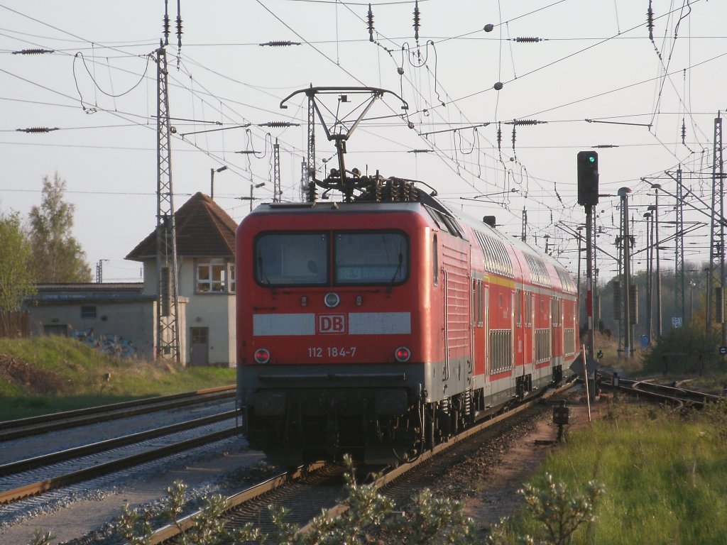 Cottbuser 112 184 als Schublok,am RE 13016 Sassnitz-Rostock,am 05.Mai 2011,beim Verlassen von Bergen/Rgen.