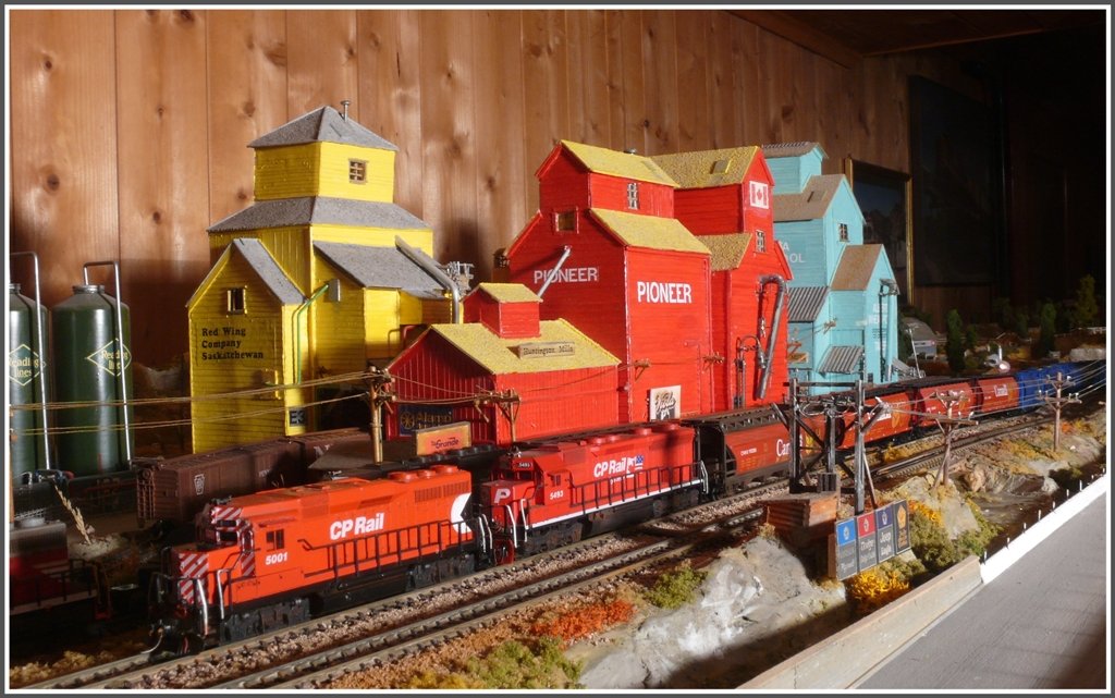CP Rail setzt die EMD-GP 30 5001 und die SD-45 5493 vor ihren Getreidezgen ein. (30.12.2009)
