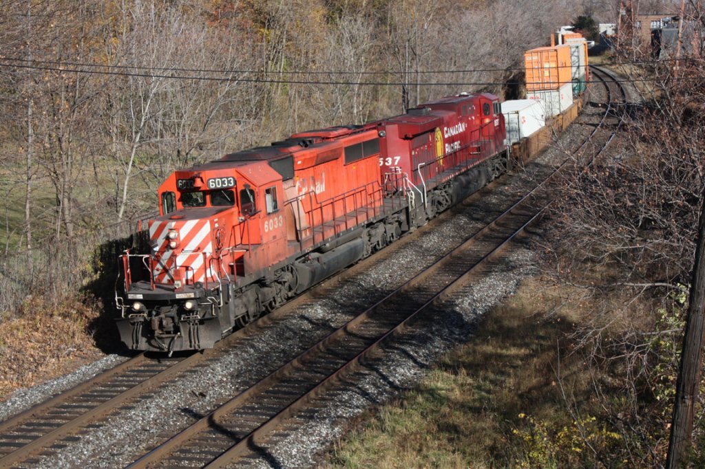 CPR engines SD40-2 6033 und AC4400CW 5837 mit einem Containerzug nach Obico Yard. North Toronto sub. 13.11.2009