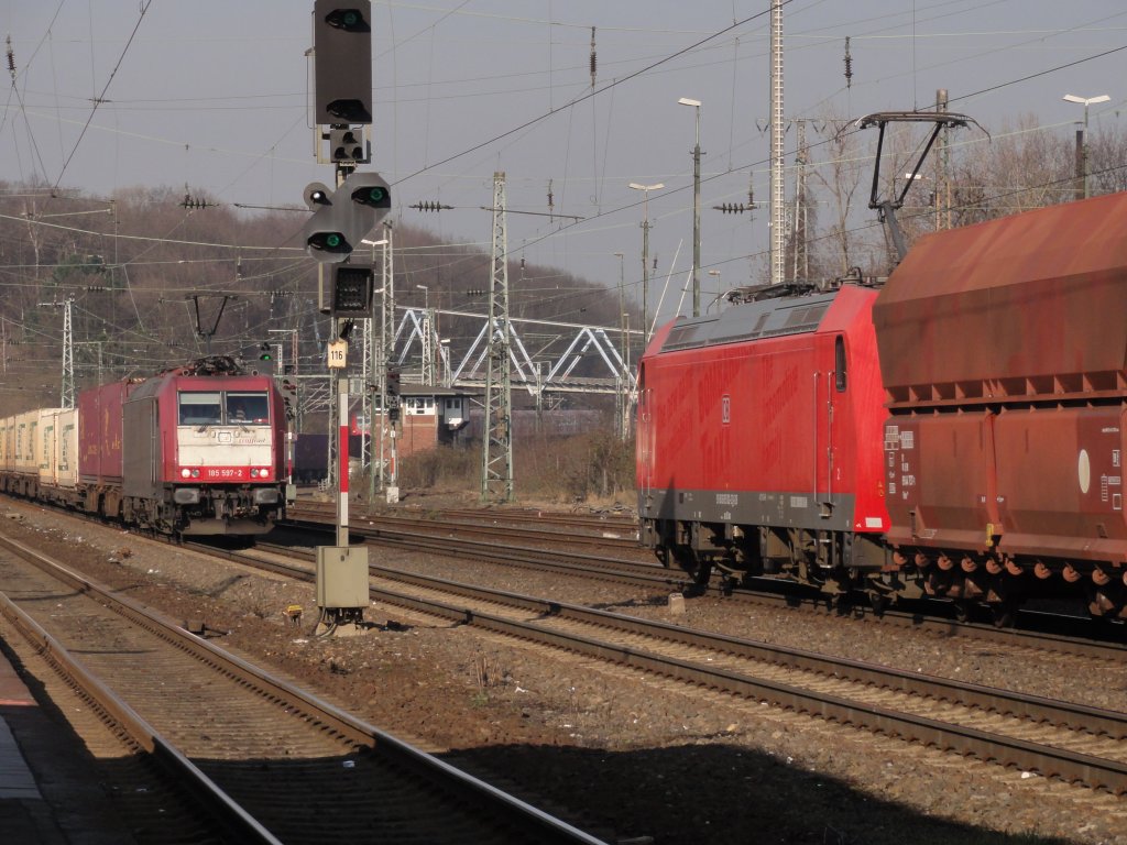 CR 185 597 und DB 185 002 bei Kln West am 04.03.2011.
