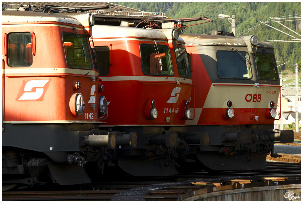 Crme de la Crme - 1142 682 + 1144 040 + 1144 092 prsentieren sich bei einer Lokparade auf der Drehscheibe in Selzthal. 
26.5.2012