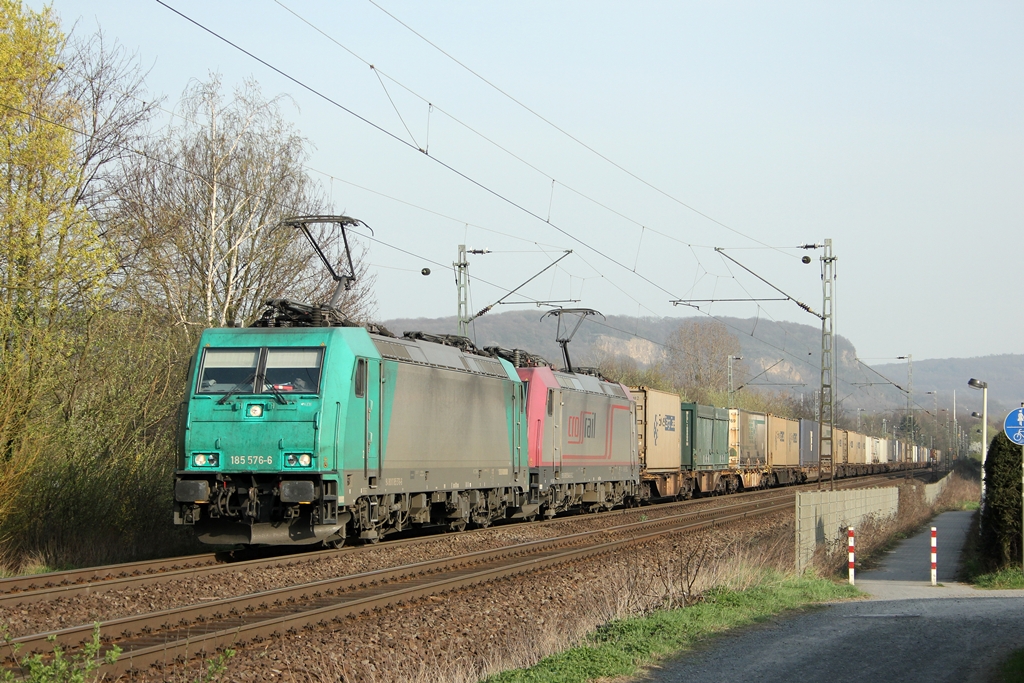 Crosrail 185 576-6 mit Crossrail 185 594-9 in Limperich am 27.3.2012 