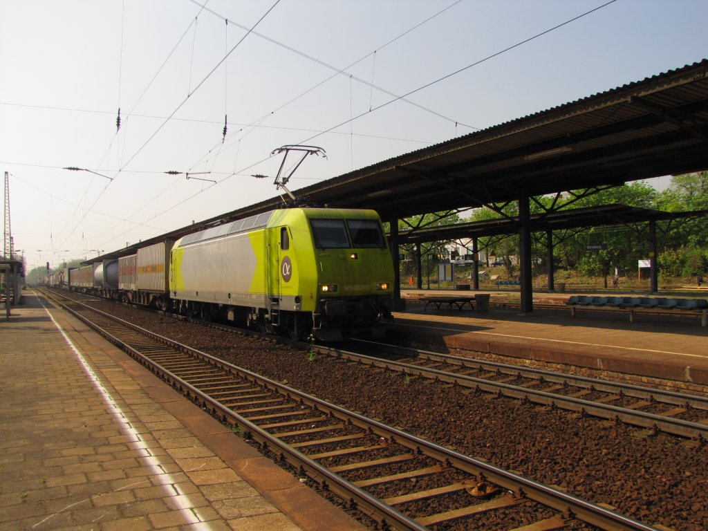 Crossrail 145-CL 031 (91 80 6145 931-2 D-ATLD) mit einem gemischten G�terzug Richtung Halle (S), in Merseburg; 21.04.2011