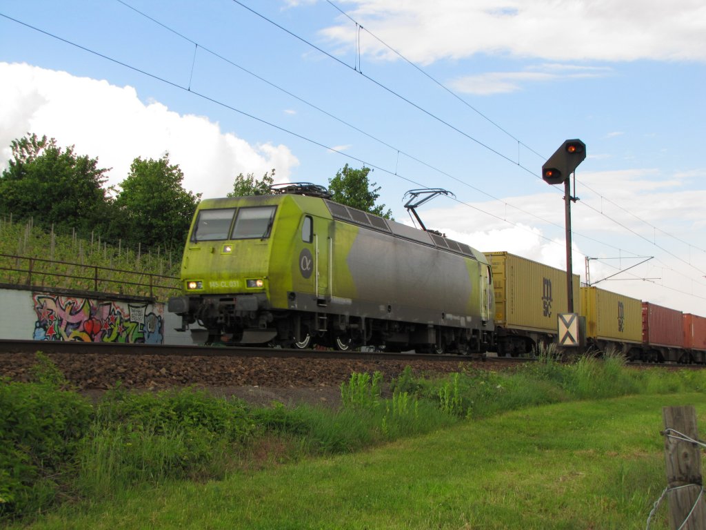 Crossrail 145-CL 031 mit Containerwagen Richtung Koblenz, am 16.05.2012 bei Hattenheim.
