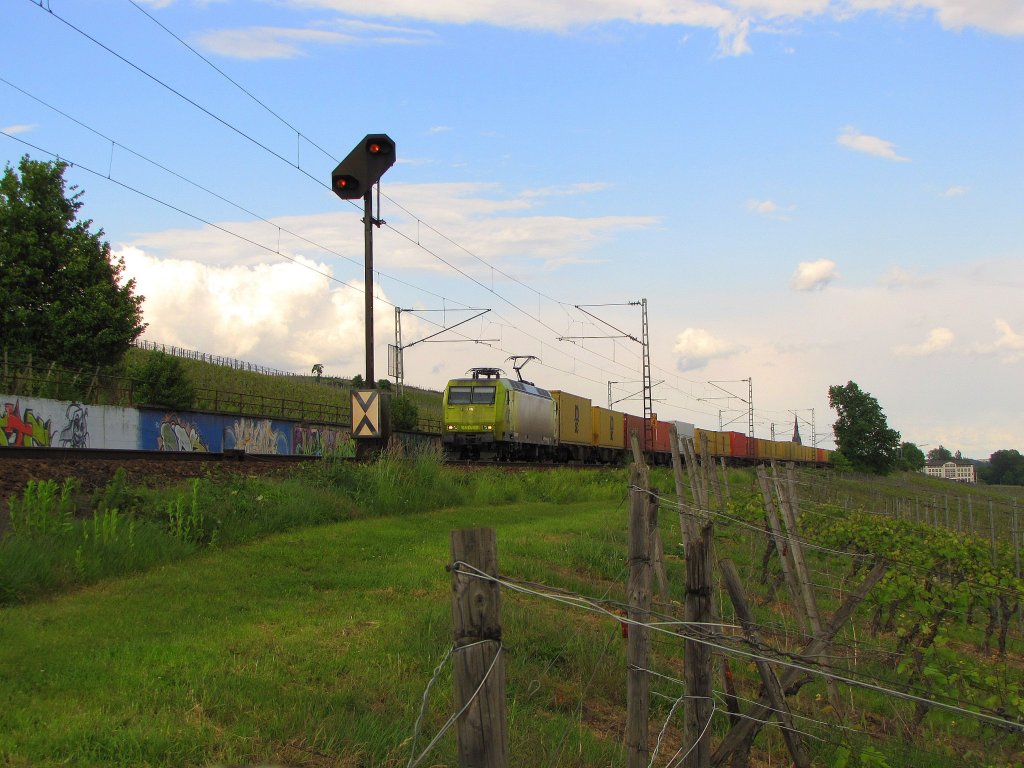 Crossrail 145-CL 031 mit einem Containerzug Richtung Koblenz, am 16.05.2012 im Rheingau bei Hattenheim.