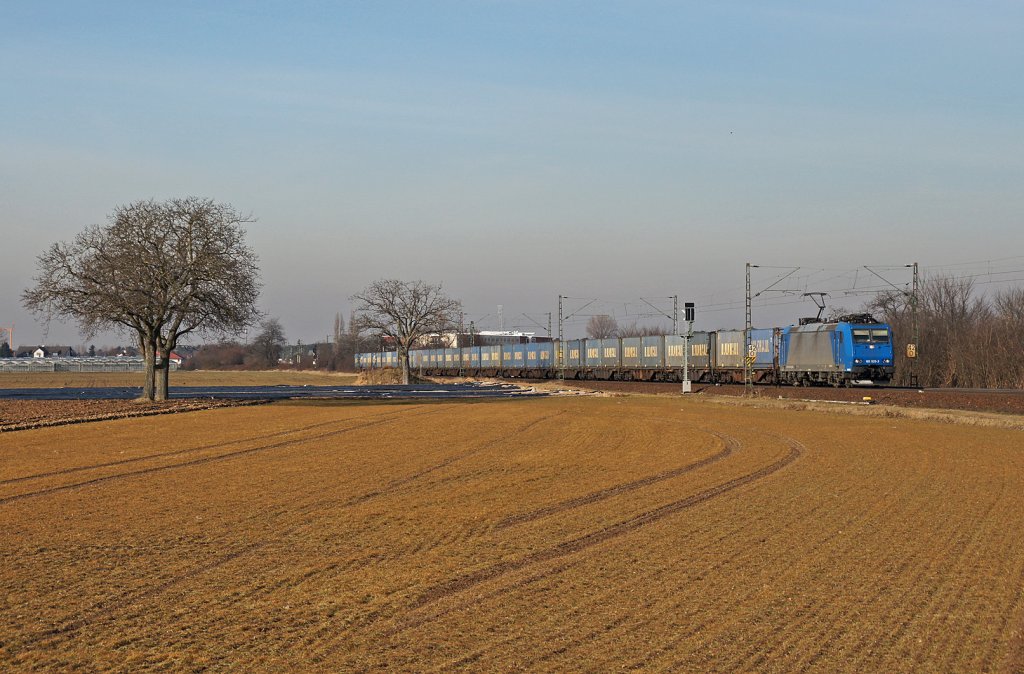 Crossrail 185 525-3 mit dem Baulkhaul-Blockzug DGS 98560 Montzen/B – Herbolzheim (- Melzo Scalo/I) bei Bickenbach an der Bergstrae. 22.02.12