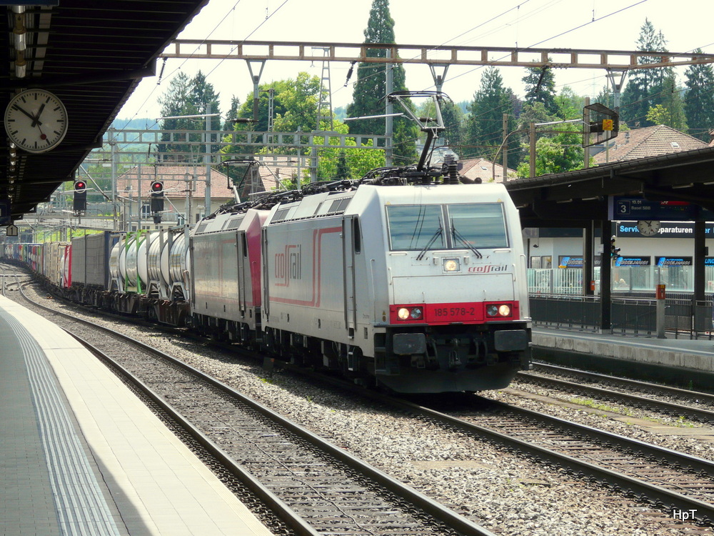 Crossrail - 185 578-2 + 185 ... vor Gterzug bei der durchfahrt in Liestal am 15.06.2012